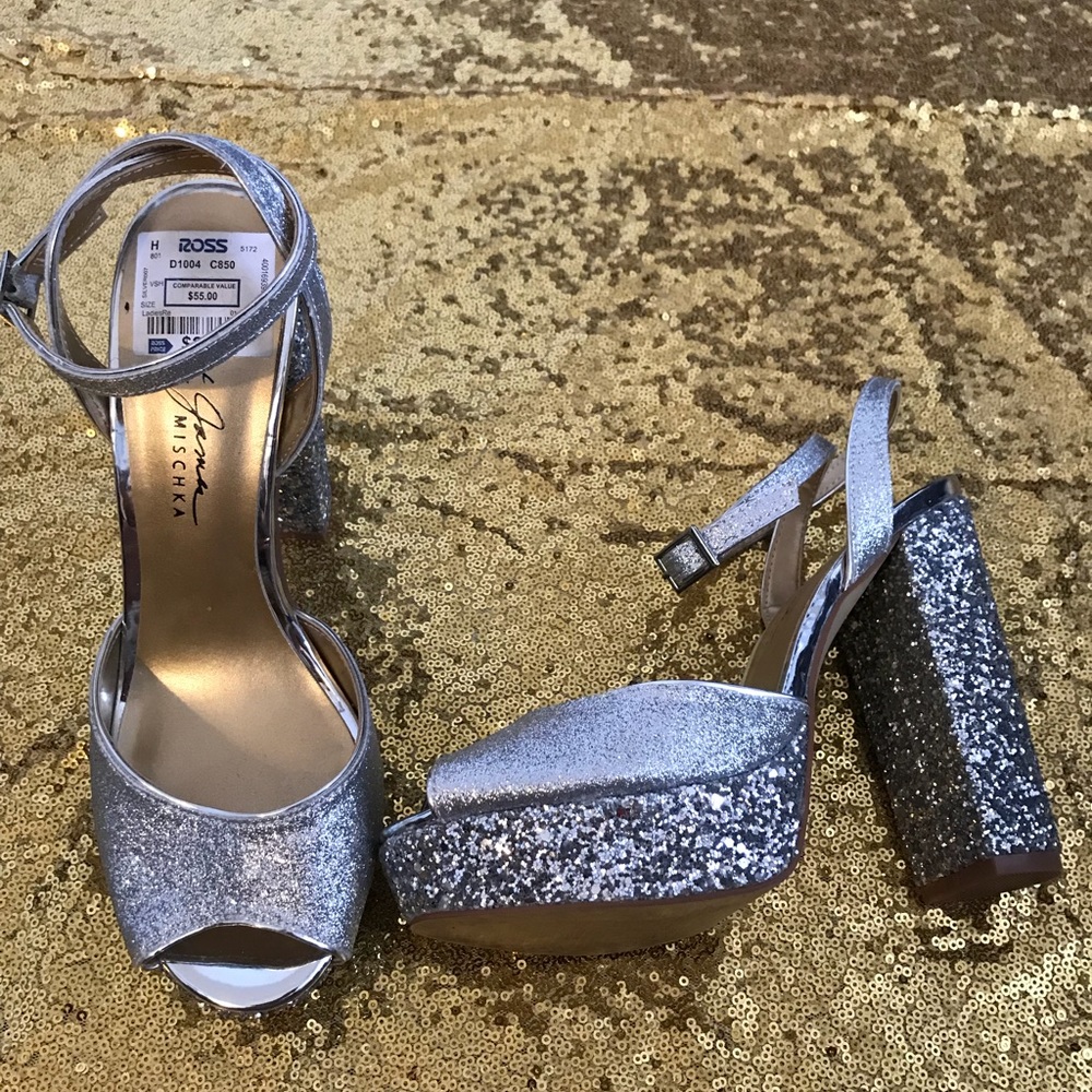 ✨❄️FABULOUS SILVER SANDALS!!❄️✨